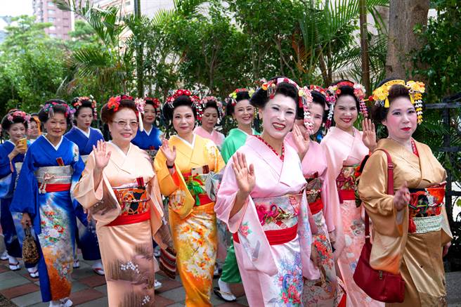 不少民间团体盛装打扮，一起参与北投汤守观音祭的踩街大游行！(图/永庆房屋提供)