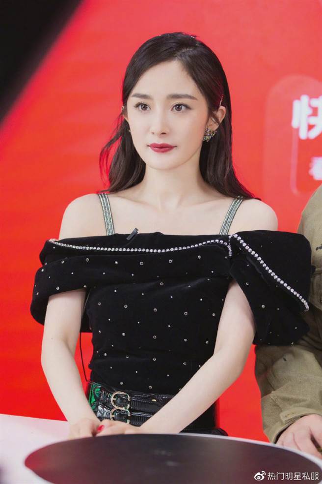 杨幂宽袖造型太显瘦 焦点却被蝴蝶给抢走（图／微博@热门明星私服 ）