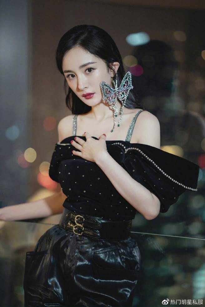 杨幂宽袖造型太显瘦 焦点却被蝴蝶给抢走（图／微博@热门明星私服 ）