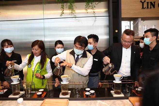 台南市長黃偉哲（中）與清景麟董事長林聰麟（右）一起為愛與公益煮咖啡。圖／顏瑞田攝