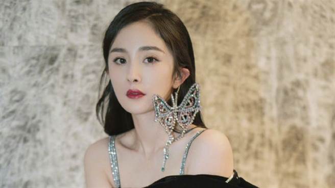 杨幂宽袖造型太显瘦 焦点却被蝴蝶给抢走（图／微博@热门明星私服 ）