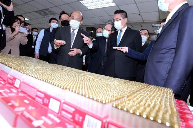 行政院长苏贞昌（左四）9日在法务部长蔡清祥（右起）、内政部长徐国勇、财政部长苏建荣、警政署长陈家钦、政委罗秉成（左三）陪同下，到刑事局嘉勉有功单位同仁，慰劳其办案辛劳。（黄世麒摄）
