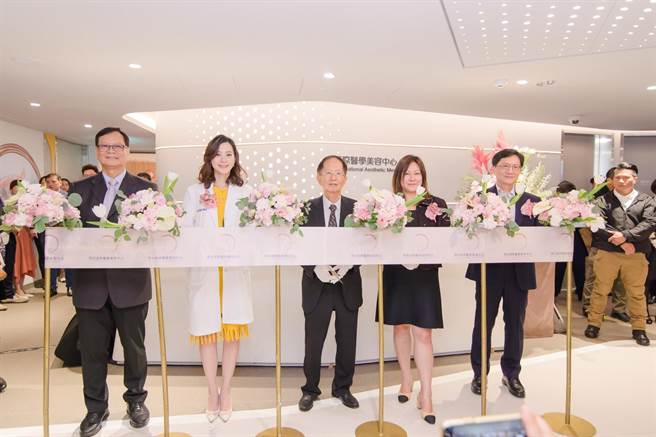 博田医院成立医美中心，力邀正妹整形名医赖昕堤（左二）坐镇。（博田医院提供／柯宗纬高雄传真）