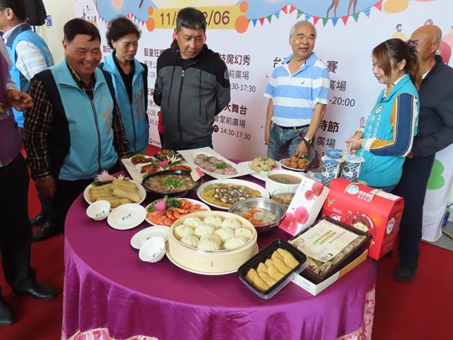 年年秒杀鹿港小吃宴，今年升级「鹿溪宴」加入办桌师傅的手路菜，金钱虾饼、白灼虾、馒鱼等，豪华澎湃。（吴敏菁摄）