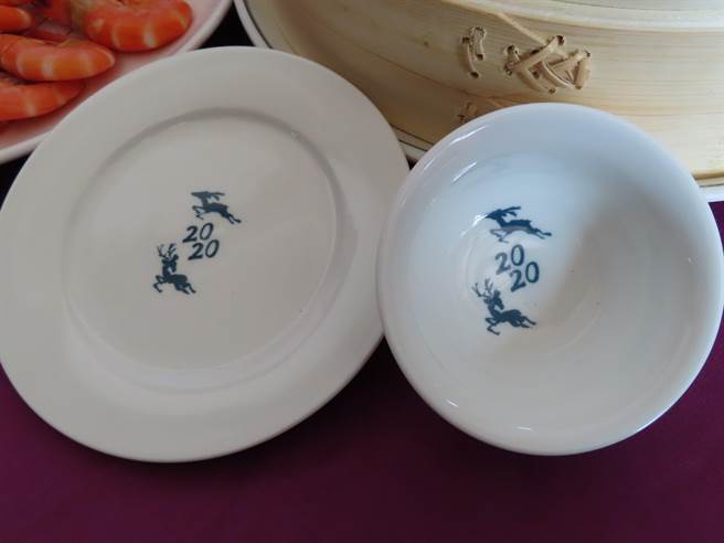 伴手礼还有陶瓷纪念碗盘组。（吴敏菁摄）