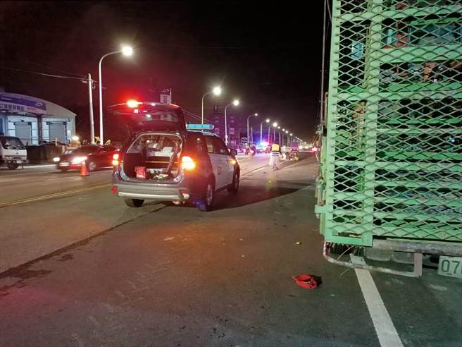 嘉义县六脚乡六斗村9日下午5时42分许发生一起2辆机车相撞的车祸，警方目前正在现场调查厘清。（张毓翎摄）