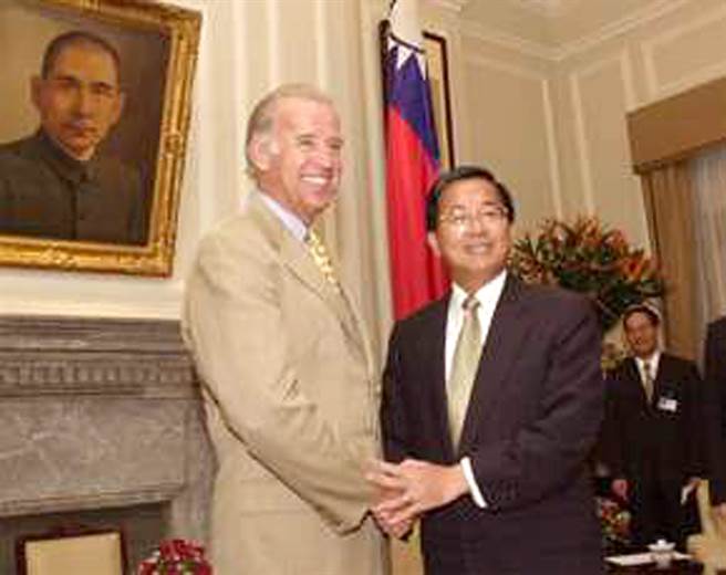 與拜登曾2度會面 阿扁斷言川普最終下場。陳水扁2001年擔任總統時，曾接見當時擔任美國聯邦參議院外交委員會主席的拜登，及其所率領的聯邦參議員訪華團。(摘自總統府)
