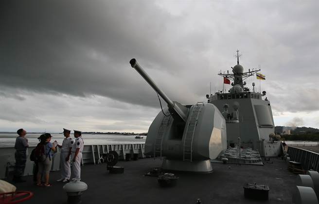 有传闻指出，在川普泄人前的战段时间，台海和南海战云密布，且川普恐铤而走险挑起衝突，对此，前立委沈富雄则断言不可能会发战争或衝突。图为演习中的共军导弹驱逐舰。（图／新华社）