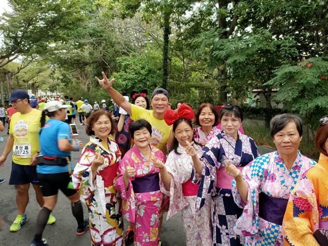 蔡诗萍是知名主持人及人气作家，一路上不断被热情的民眾要求合照。（蔡诗萍提供）