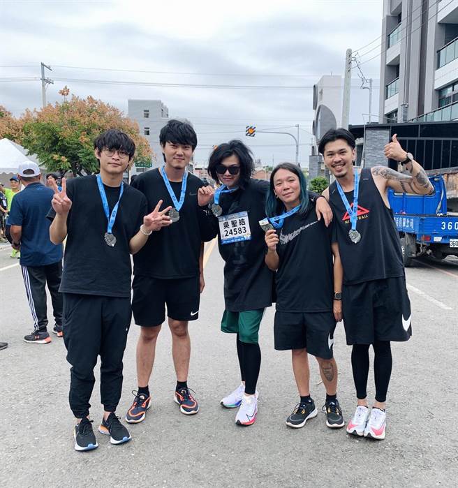 麋先生挑战人生初半马成功，团员们都感到欣慰不已。（相信音乐提供）