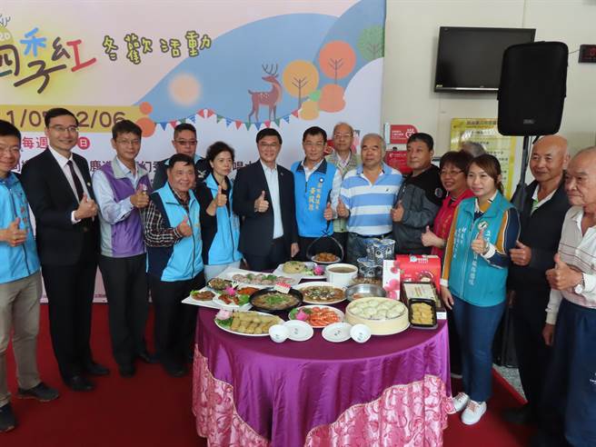 年年秒杀鹿港小吃宴，今年升级「鹿溪宴」加入办桌师傅的手路菜，金钱虾饼、白灼虾、馒鱼等，豪华澎湃。（吴敏菁摄）