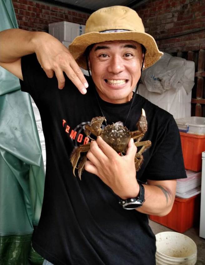 窦智孔在外景节目吃大闸蟹。（八大提供）