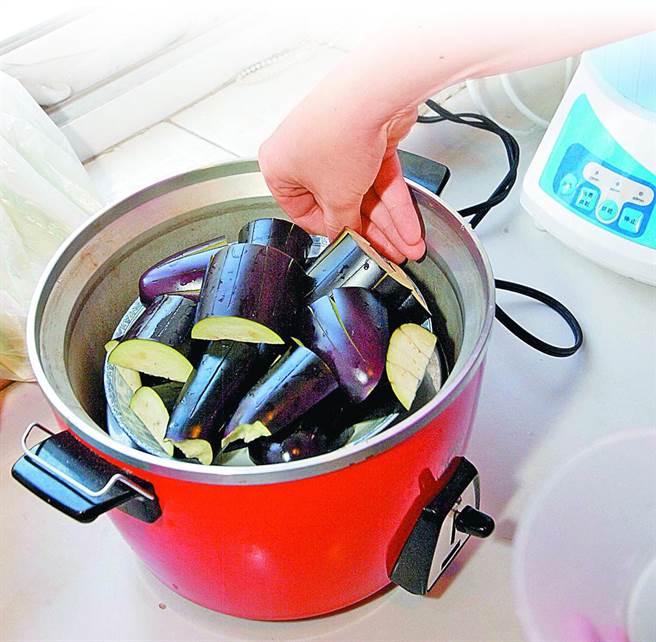 电锅内乾掉的水渍该怎么清？网点名2水果有奇效（图／本报资料照片）