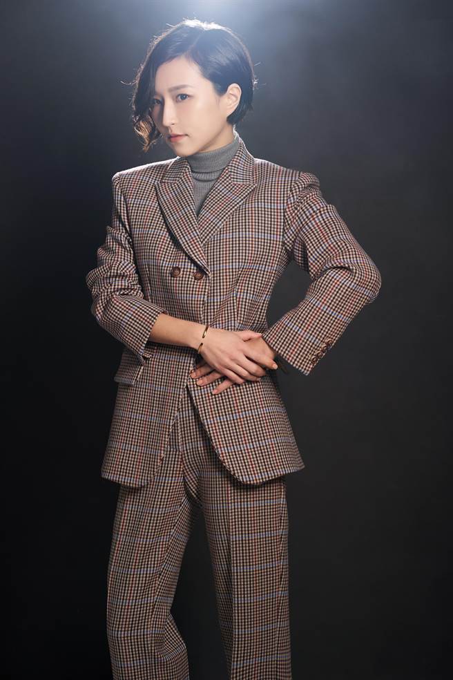 《亲爱的房客》入围金马最佳原创电影音乐的法兰，首次挑战有肩线的西装设计。SPORTMAX格纹西装外套5万2800元、格纹长裤2万5800元、深灰色内搭2万2800元。（摄影／JOJ PHOTO）
