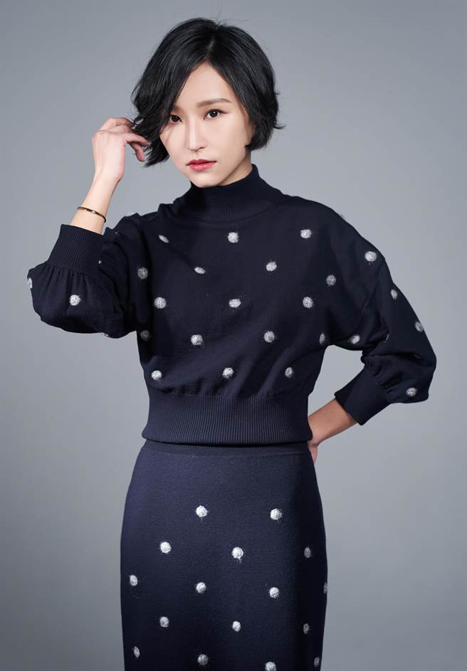 法兰近期时尚曝光增加，高冷脸与精品超合，SPORTMAX圆点针织上衣3万5800元、圆点针织裙3万1800元。 （摄影／JOJ PHOTO）