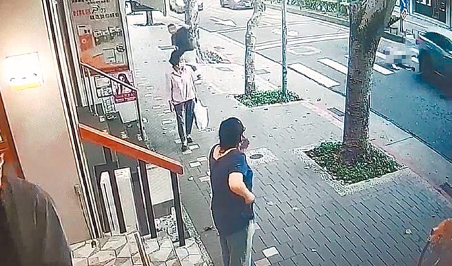 王姓男子上月欲丟棄家用垃圾到路邊行人專用垃圾桶，被台北市環保局稽查人員發現，王擔心被開罰，拔腿狂奔逃走，衝過馬路在分隔島摔倒，跌在馬路中央，被後方休旅車輾過，傷重不治。（翻攝畫面／胡欣男台北傳真）