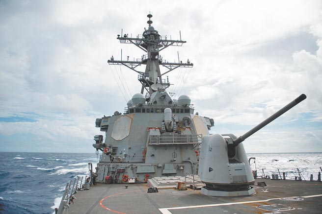 有專家認為接下來應高度要關注南海、台海是否出現異常動向。圖為10月中，美軍驅逐艦穿越台海。（取自美國太平洋艦隊臉書）