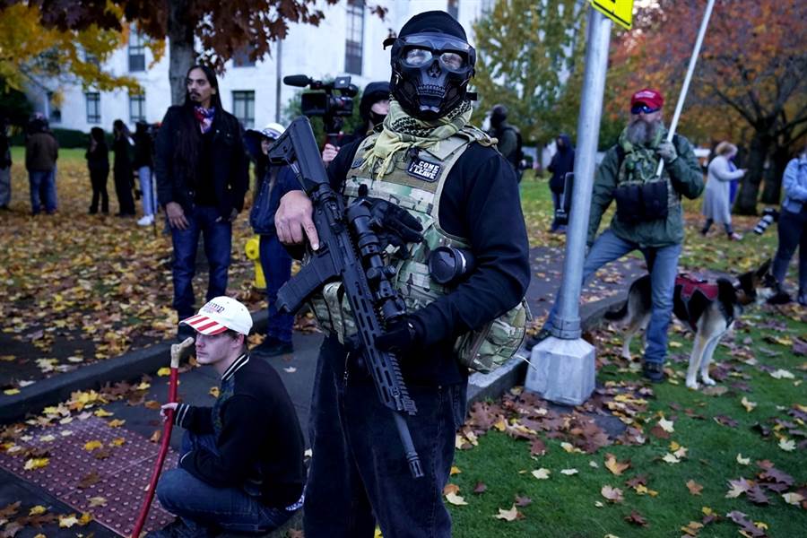 Refusing to accept Trump's defeat, Sichuan fans took to the streets to protest in major cities across the United States.  Many of them took to the streets with weapons at all times as if they were going to the battlefield.  The picture shows a well-armed Sichuan fan with a rifle in Oregon.  (Photo / Associated press)