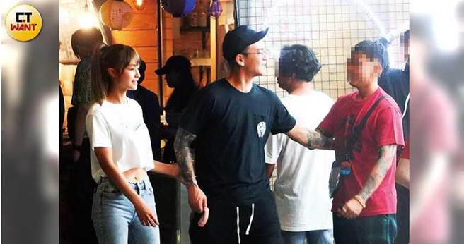 费聿锋带着刘芳芸与友人聚会，散场时女方甜甜地勾着他，耐心地等待眾人聊天结束。（图／本刊摄影组）