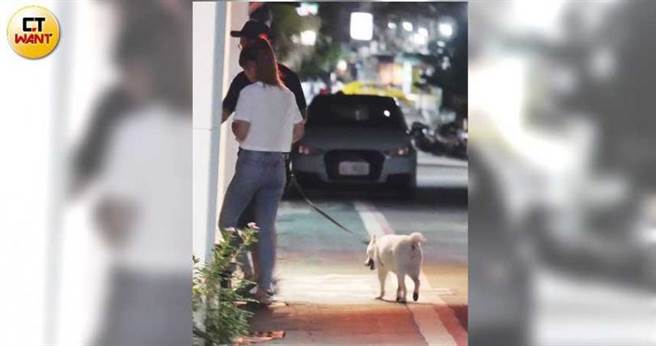 经过5分钟的调情，小俩口牵着爱犬走回疑似男方的公寓。（图／本刊摄影组）