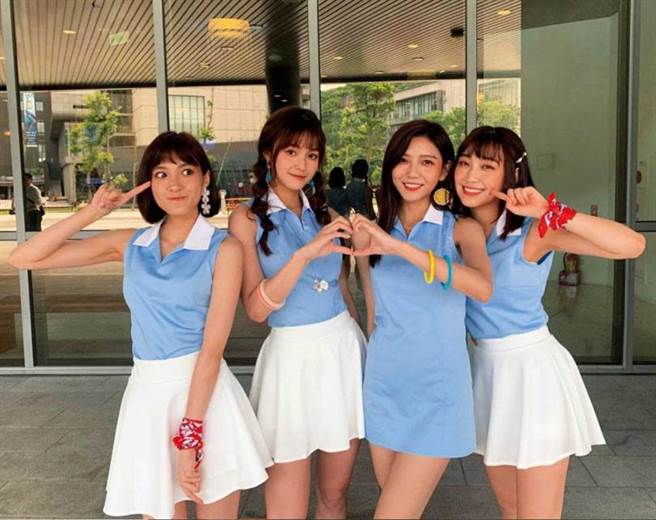 2017年刘芳芸（左2）以女团「IVI」正式出道，但仅发行过一张单曲，近年将重心摆在戏剧和综艺。（图／翻摄自刘芳芸IG）