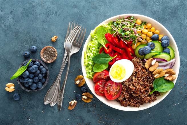 想要吃出好情绪、吃出快乐，就一定要吃天然的、未加工的食品，更要少吃精致食物，并且掌握「均衡饮食、多天然食物」的饮食原则。(达志影像/shutterstock)