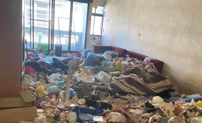 新竹县竹东镇传民眾恶意弃养贵宾狗，民间动保协会檔场救援时，屋内堆满垃圾卫生环境极差。（脸书社团《新竹人大小事》／苏育宣翻摄）