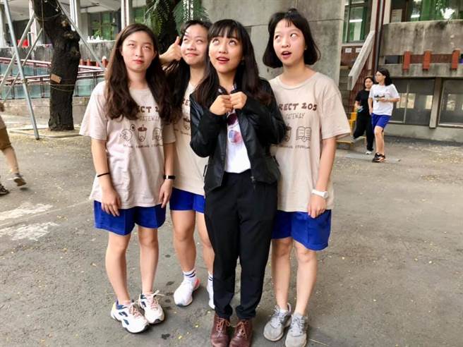 高雄市议员黄捷与高雄女中学妹。(图/取自脸书「黄捷 高雄市议员」)