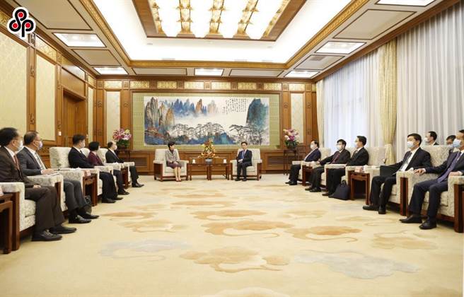 美就香港国安法实施，再制裁4中港官员。图为11月6日香港特区行政长官林郑月娥（左）在北京获国务院副总理韩正（右）接见。（中新社）