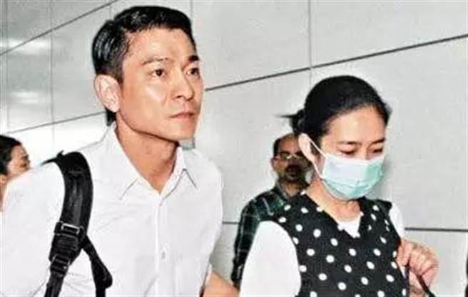 刘德华一直十分感激朱丽倩的隐忍和不离不弃。(图/翻摄自微博)