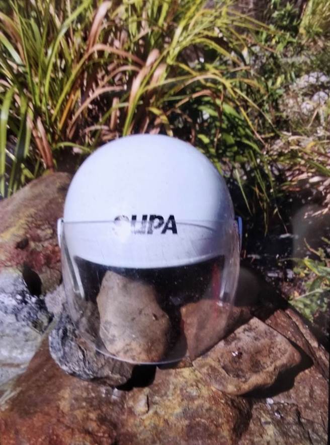 搜救人员在大甲溪发现白色安全帽，目前警方正在採证，以厘清是否为邱男所有。（民眾提供／陈淑娥台中传真）