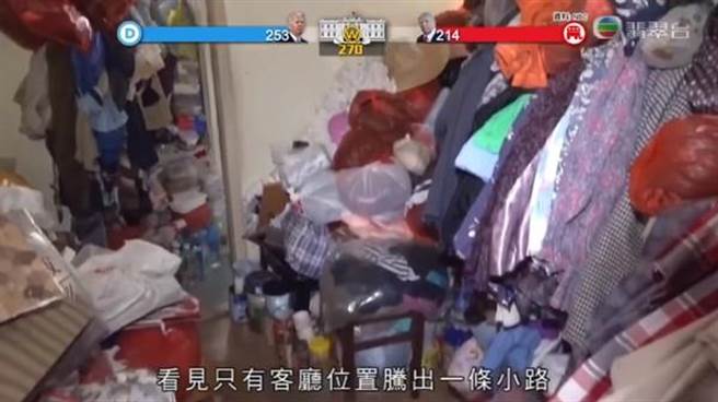 老婆婆居住环境堆满衣服、饭盒及胶袋，犹如垃圾屋。（图／翻摄自香港「东张西望」节目）。