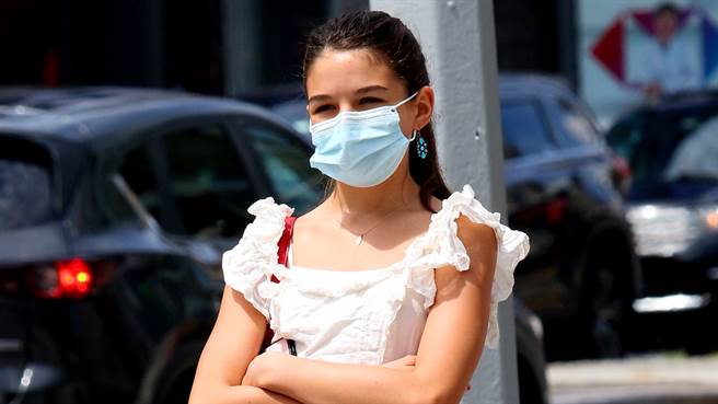 阿汤哥14岁爱女舒莉中空上街 粉色针织衫散发少女活力（图／达志影像）