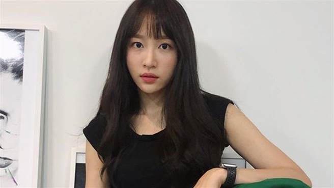 女偶像哈妮示范私服穿搭 多层次帽T造型成秋冬必备款（图／IG@ ahnhani_92）