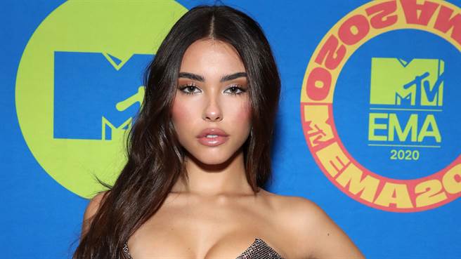 21岁女星麦迪逊·比尔(Madison Beer)镂空礼服超狂野 透视丝裙挑战极致S曲线（图／达志影像）