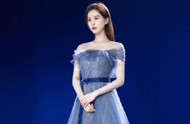 刘诗诗灰蓝星空裙透惊人纤腰 绝美一字肩仙气逼人（图／摘自微博@FashionLock）