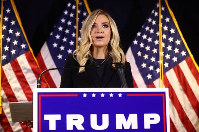 白宫新闻发言人兼川普竞选团队发言人麦肯内尼在记者会上并未提出具体证据，暗示拜登靠舞弊当选，遭《福斯》主播直喊卡。图为麦肯内尼（路透社）。