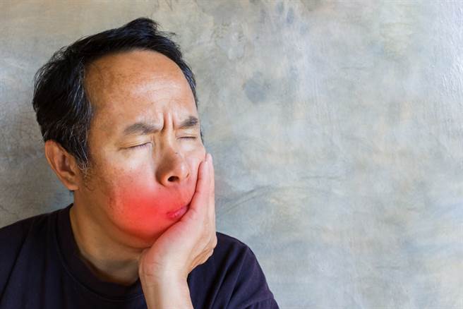 一名50岁的中年男子下巴突然变的相当敏感，只要轻轻一触碰就有如「万支针」般的刺痛。(图取自达志影像/示意图非当事人)