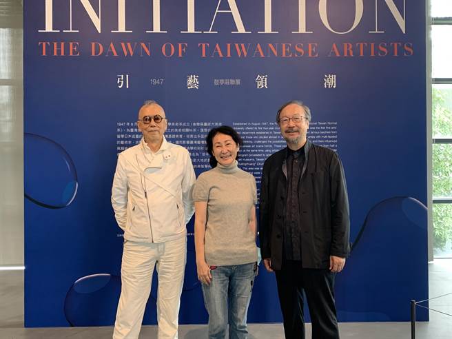 亚洲大学现代美术馆即日起举办「引艺领潮－1947‧鼓亭庄联展」，策展人李梅龄（中）与艺术家林磐耸（右）、韩湘寧（左）合影。（林欣仪摄）