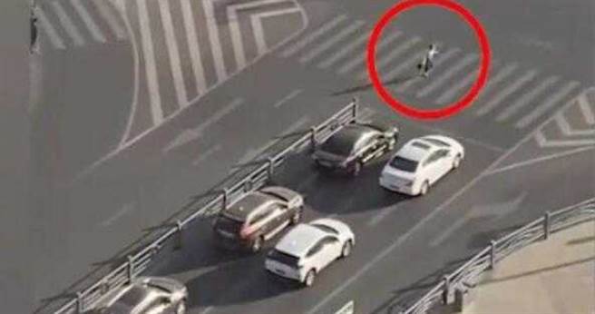 OL每天衝刺上班 全公司为看她提早到 爆红到连老板也疯狂(图片截自Youtube)