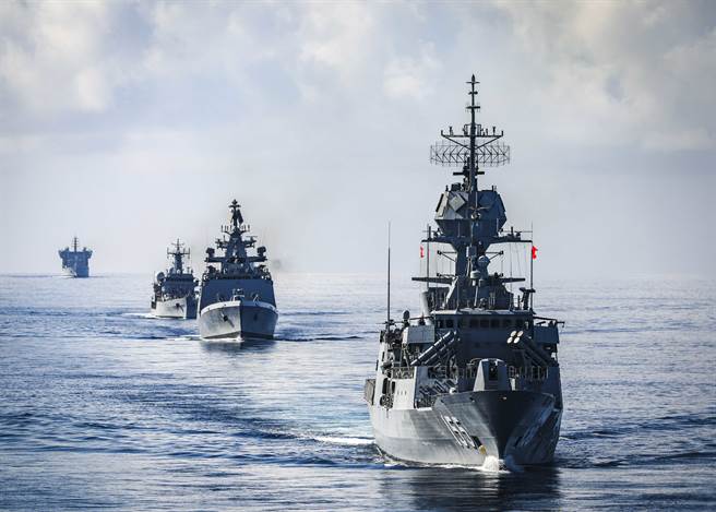 图为美印日澳4国联合举行的2020马拉巴尔军事演习，展示美国主导的印太政策将对抗中国大陆在南海地区的扩张政策。德国数周前已表态制订其印太政策，明年将派舰加入印太海上巡弋活动。（图／美国海军）