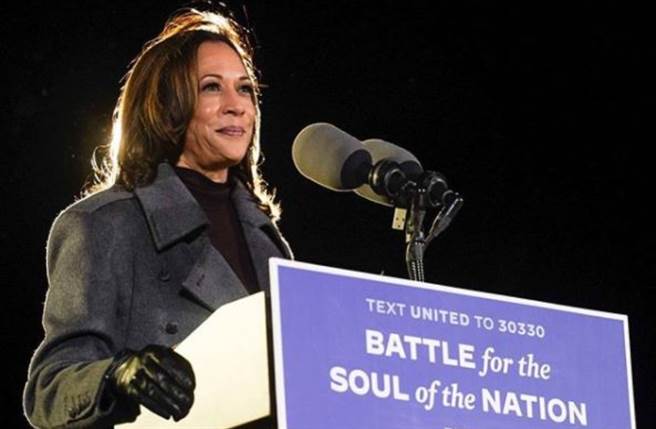 贺锦丽大方认爱这双国民神鞋 经典百搭引热议（图／IG@kamalaharris）