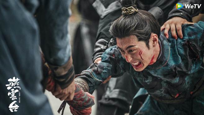 竇驍在《燕雲台》被砍數十刀還是奮不顧身爬向唐嫣身旁。（WeTV海外版提供）