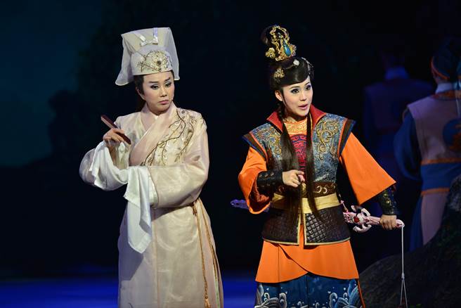 大地华园剧团《流星》由团长陈昭婷(右)主演，传统戏剧无敌小生孙翠凤(左)压轴客串。(明华园总团提供)