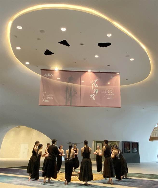 无垢舞蹈剧场特殊的涵洞大厅里进行祈福仪式，舞者或静坐或缓步，虔诚祈福，以非典型剧场形式展现生命的力量。（陈淑芬摄）