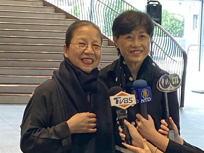 台中国家歌剧院艺术总监邱瑗（右）感谢无垢舞蹈剧场艺术总监林丽珍（左）与舞者们，带来令人感动的祝福。（陈淑芬摄）