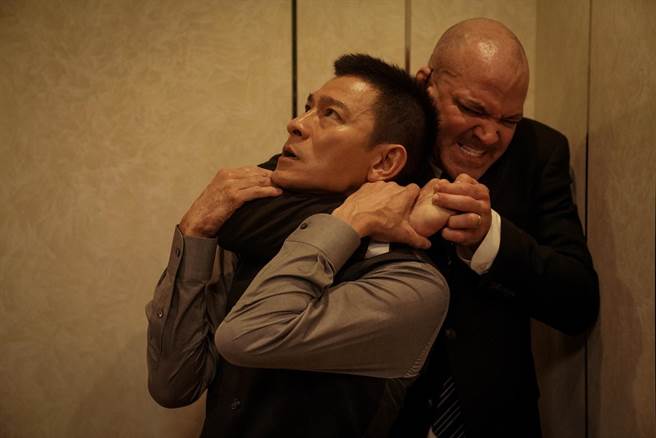 劉德華在新片親自與魁武的動作演員對打。（華映娛樂提供）