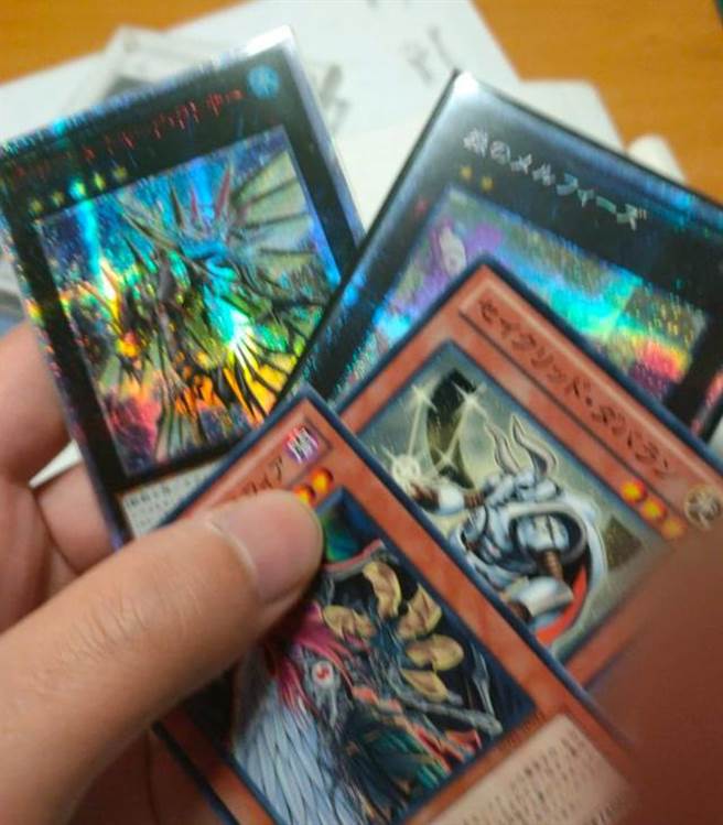動漫迷張男收藏了許多絕版、極具價值的遊戲王卡片，卻遭未婚妻弟弟全部扔進魚缸泡爛，損失台幣600多萬 (圖／網易)