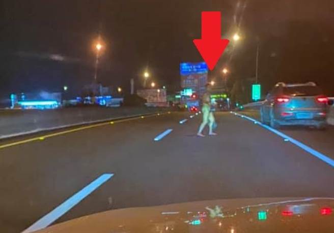 男国道自撞秒「脱光衣服」 下车裸奔驾驶全吓坏(翻摄fb社团/埔里人通通+近来)