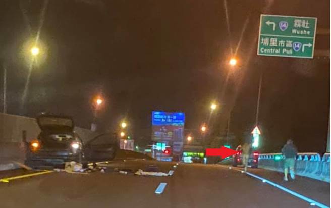 男子怪异行径吓坏驾驶(翻摄fb社团/埔里人通通+近来)